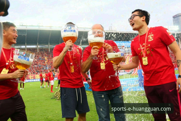 球星场外小插曲，如何通过皇冠国际官方平台获取第一手体育资讯？